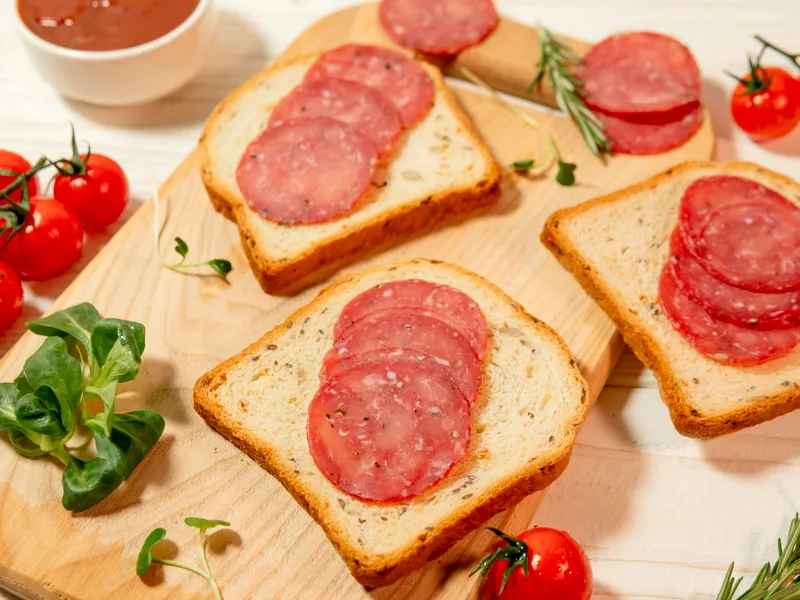 Sándwich peperoni con Philadelphia (imagen ilustrativa)